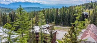 Mountain condo w/ fireplace and hot tub access - walking distance to ski lifts