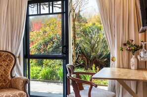 Premium bedding, in-room safe, individually decorated - Olive Rabbit - Boutique Bed & Breakfast (Turangi)