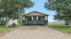 2 bedrooms, individually decorated, individually furnished - Valley Cabin Rentals (Fort Qu'Appelle)