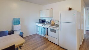 Lakeside cabin at Echo Lake (4 Season) | Private kitchen | Full-sized fridge, microwave, oven, coffee/tea maker - Valley Cabin Rentals (Fort Qu'Appelle)