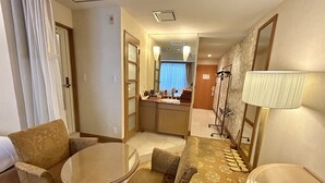 트리플룸 | 욕실 | 무료 세면용품, 헤어드라이어, 슬리퍼, 전자식 비데