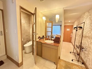 A bathroom with a toilet, sink, and mirror. - Hotel Pulitzer Jiyugaoka (Tokyo)