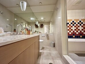 Zweibettzimmer | Badezimmer | Kostenlose Toilettenartikel, Haartrockner, Hausschuhe