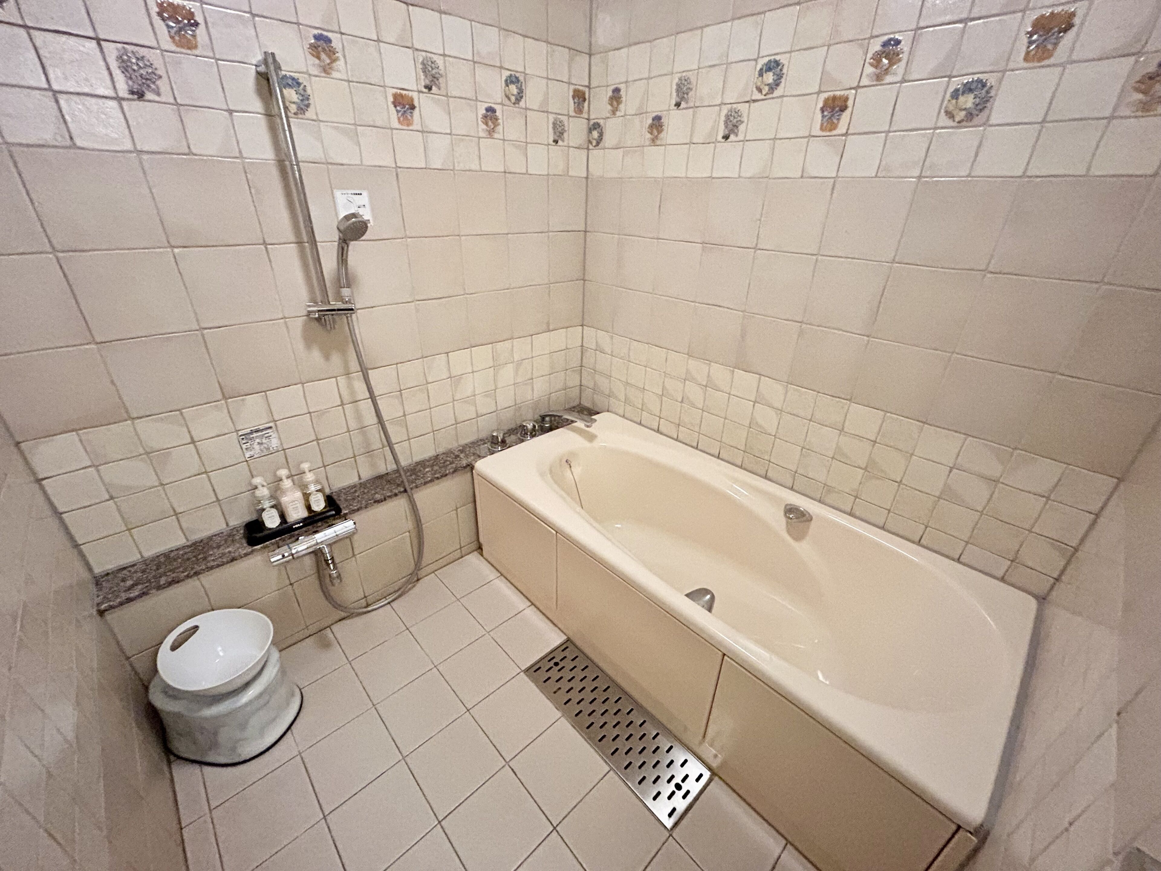 deluxe double room | bathroom | free toiletries, hair dryer, slippers, electronic bidet