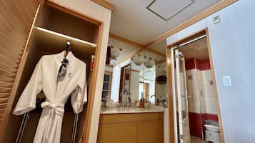 Deluxe-Zimmer, Whirlpool | Badezimmer | Kostenlose Toilettenartikel, Haartrockner, Hausschuhe