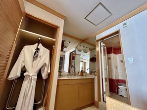 Quarto luxo, banheira de hidromassagem | Banheiro | Produtos de toalete grátis, secador de cabelo, chinelos 