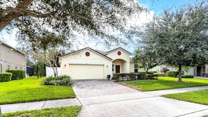 A residential house with a garage, a driveway, and well-maintained lawns. - The Mandalori-Inn - South Pool, Conservation View! (Kissimmee)