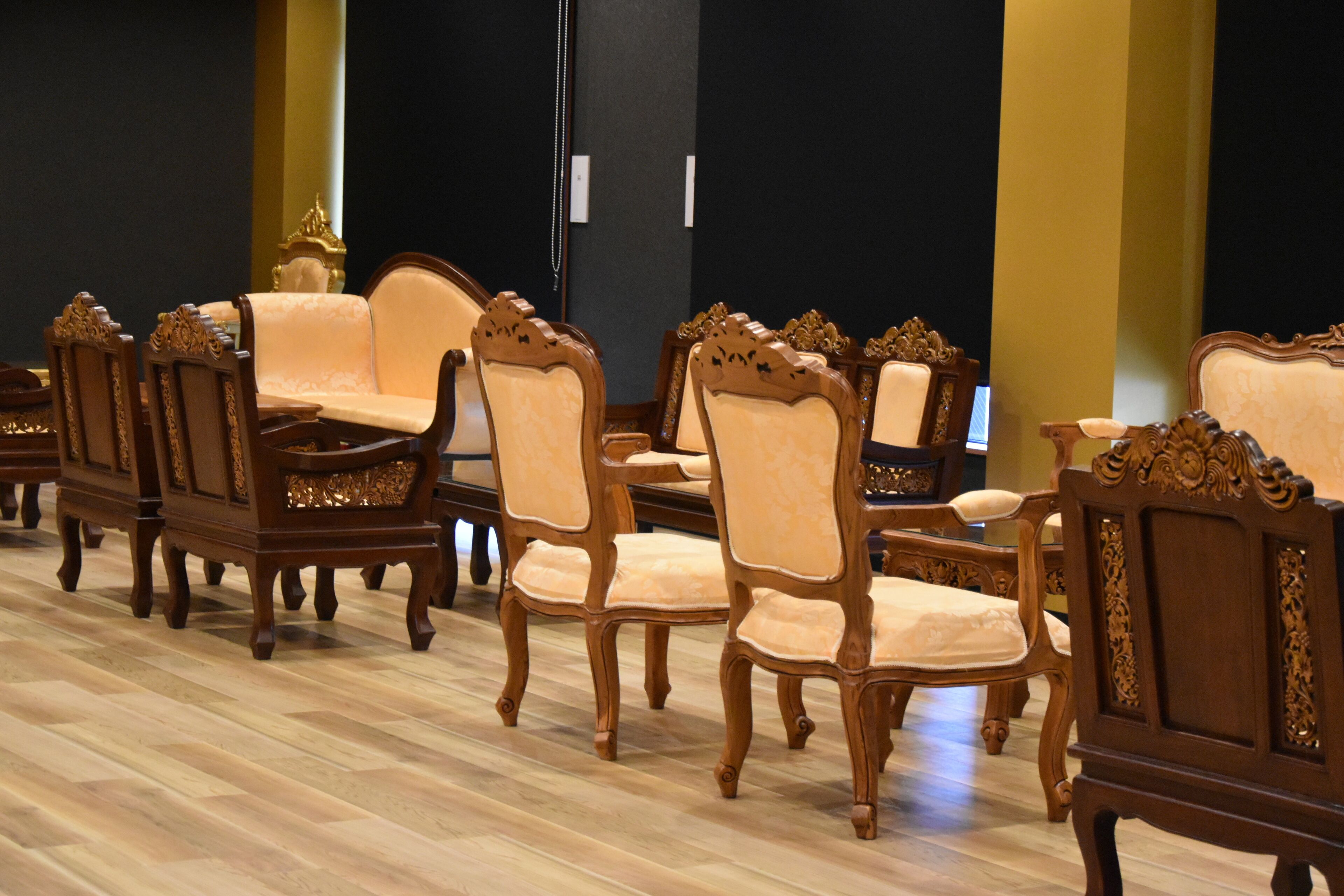 Una habitación con muebles de madera y suelo pulido.