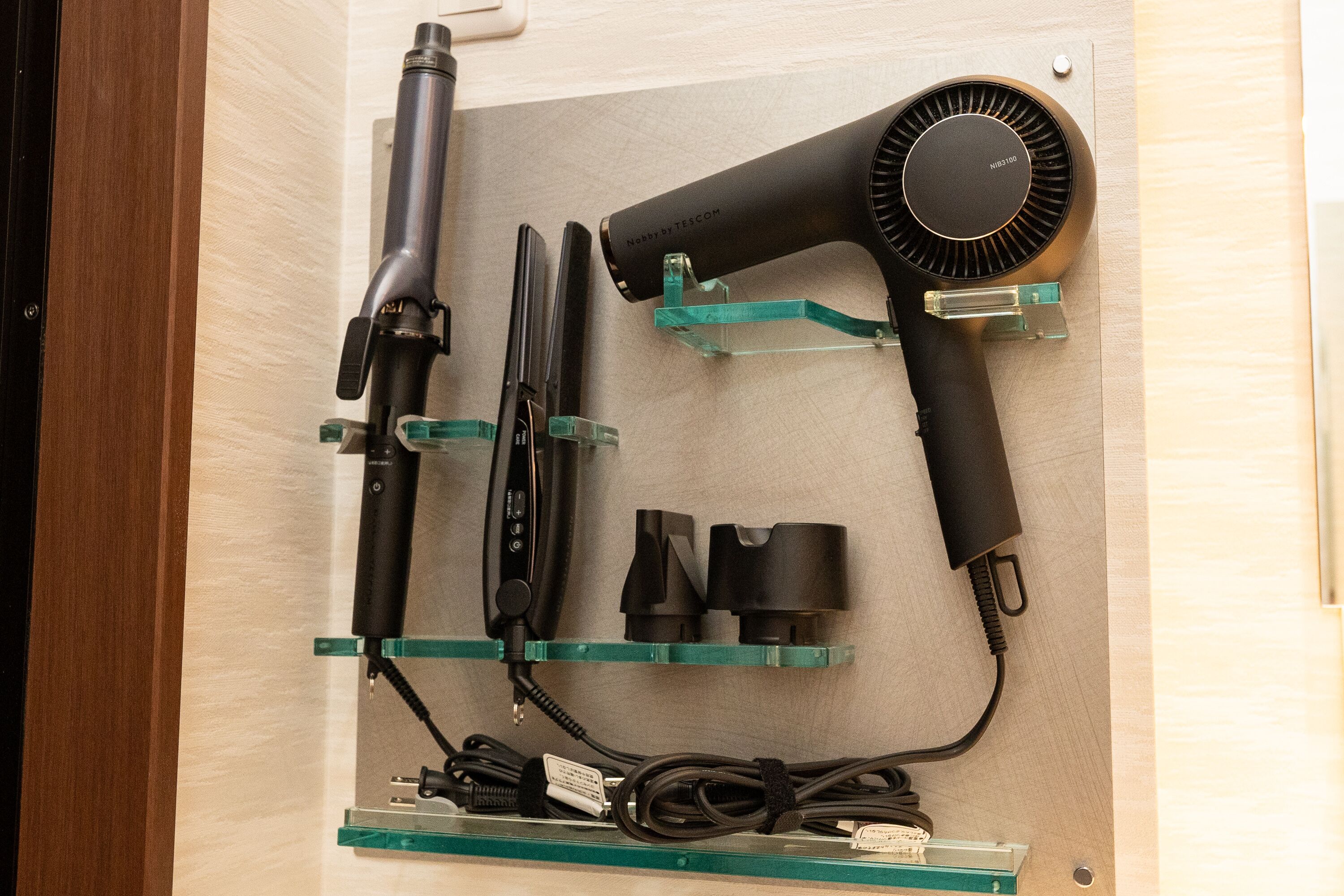 Un depósito con herramientas y accesorios para el cuidado del cabello.
