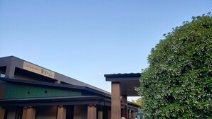 A building with a sign that reads "Fruit of the Earth." - Sekaiisannokakureyado Kajitsunomori (Ichinoseki)