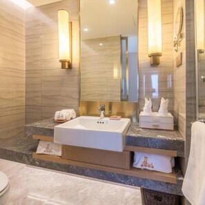 Habitación doble Elite, para no fumadores | Baño | Regadera, amenidades de baño gratuitas, secadora de cabello, pantuflas 