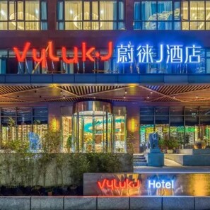 Un hôtel reconnaissable à son grand panneau « Vuluk » et à ses caractères chinois.