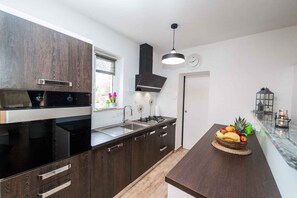 Jääkaappi, mikroaaltouuni, uuni, liesi