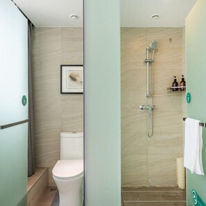 Kamar Double Elite, Bebas Asap Rokok | Kamar mandi | Shower, perlengkapan mandi gratis, pengering rambut, dan sandal