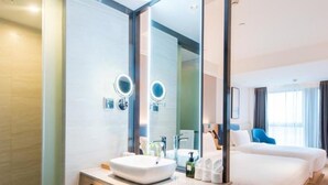 Phòng dành cho gia đình, không hút thuốc | Phòng tắm | Buồng tắm vòi sen, đồ dùng nhà tắm miễn phí, máy sấy tóc 