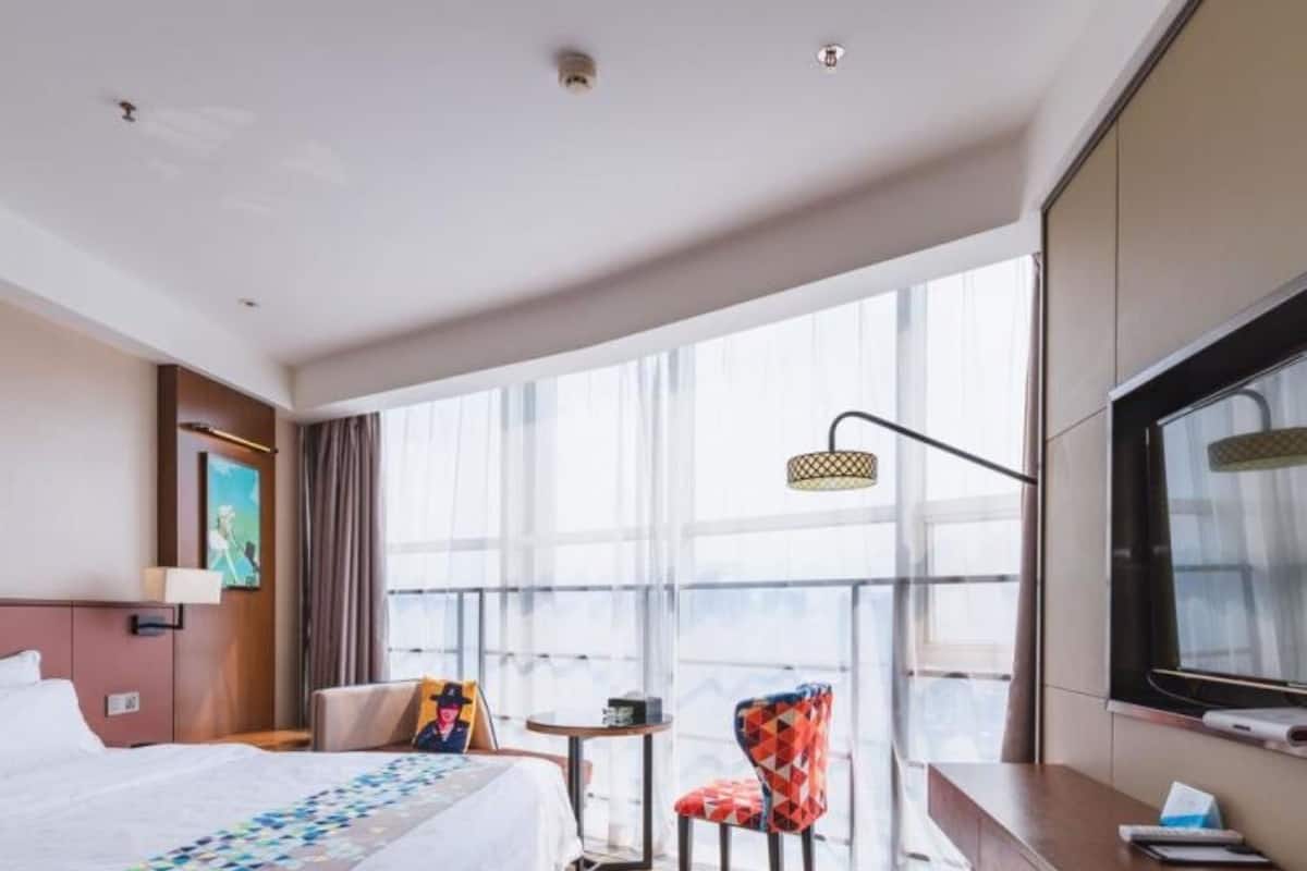 Deluxe Double Room, City View | Desk