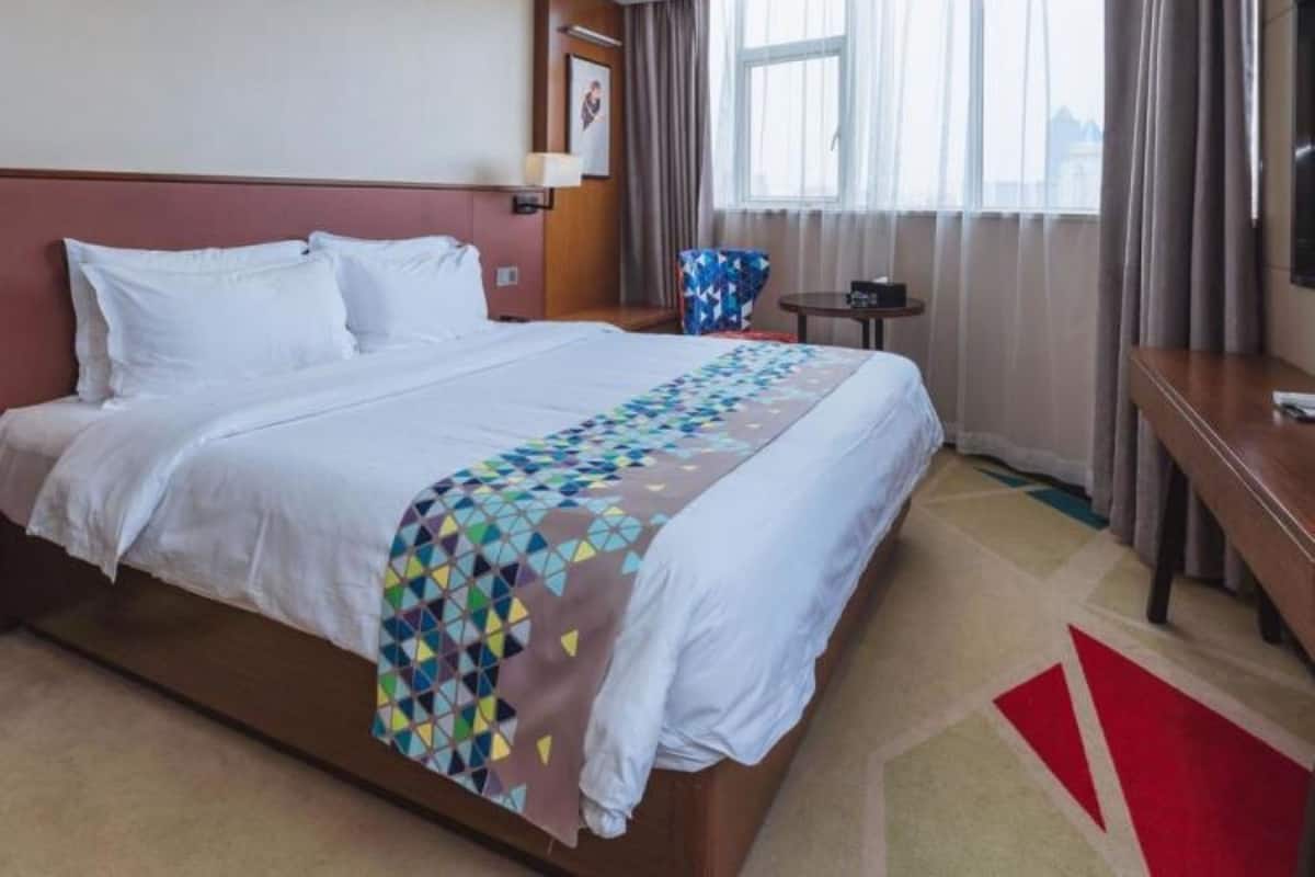 Deluxe Double Room | Desk