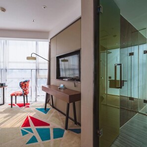 Deluxe-Doppelzimmer, Stadtblick | Badezimmer | Dusche, Haartrockner, Handtücher