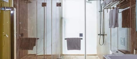 Chambre supérieure double | Salle de bain | Douche, séchoir à cheveux, serviettes fournies