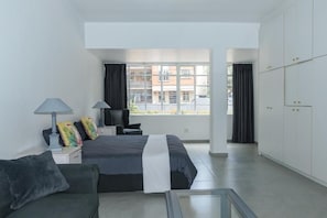 Egyptian cotton sheets, premium bedding, in-room safe, desk - The Jack Rose (Johannesburg)