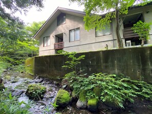 A house with a balcony, a stone retaining wall, and a stream. - Bardenya Soho (Zao)