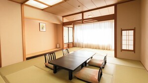 A traditional Japanese tatami room with a low table, tatami mats, sliding doors, and a shoji screen. - Bardenya Soho (Zao)