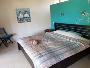 Habitación doble estándar | Caja de seguridad en la habitación, escritorio y wifi gratis 