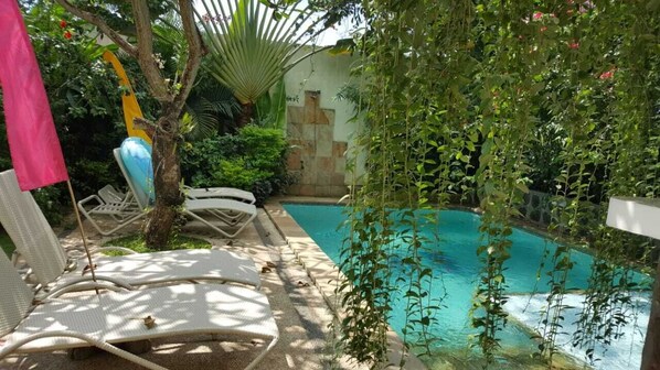 Outdoor pool, sun loungers - Villa Lumbalumba Banyualit (Buleleng)