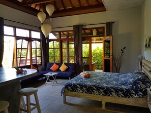 Family Room | In-room safe, desk, free WiFi, bed sheets - Villa Lumbalumba Banyualit (Buleleng)