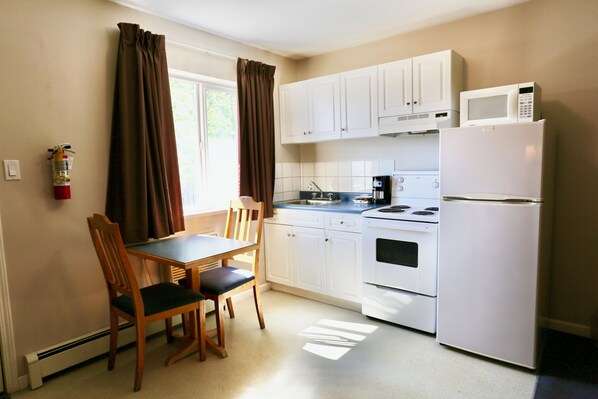 Single Bed Pet Friendly | Private kitchen | Fridge, microwave, oven, stovetop