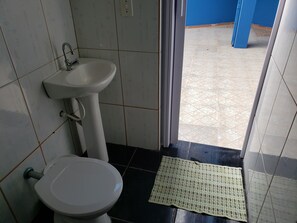 Bathroom - Beautiful country house for seasonal rental and events. (Jardim Mirador)