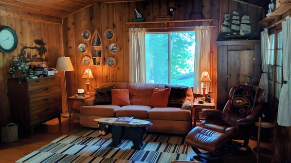 Smart TV, DVD player - Cozy up-north cabin near lake (Spruce)