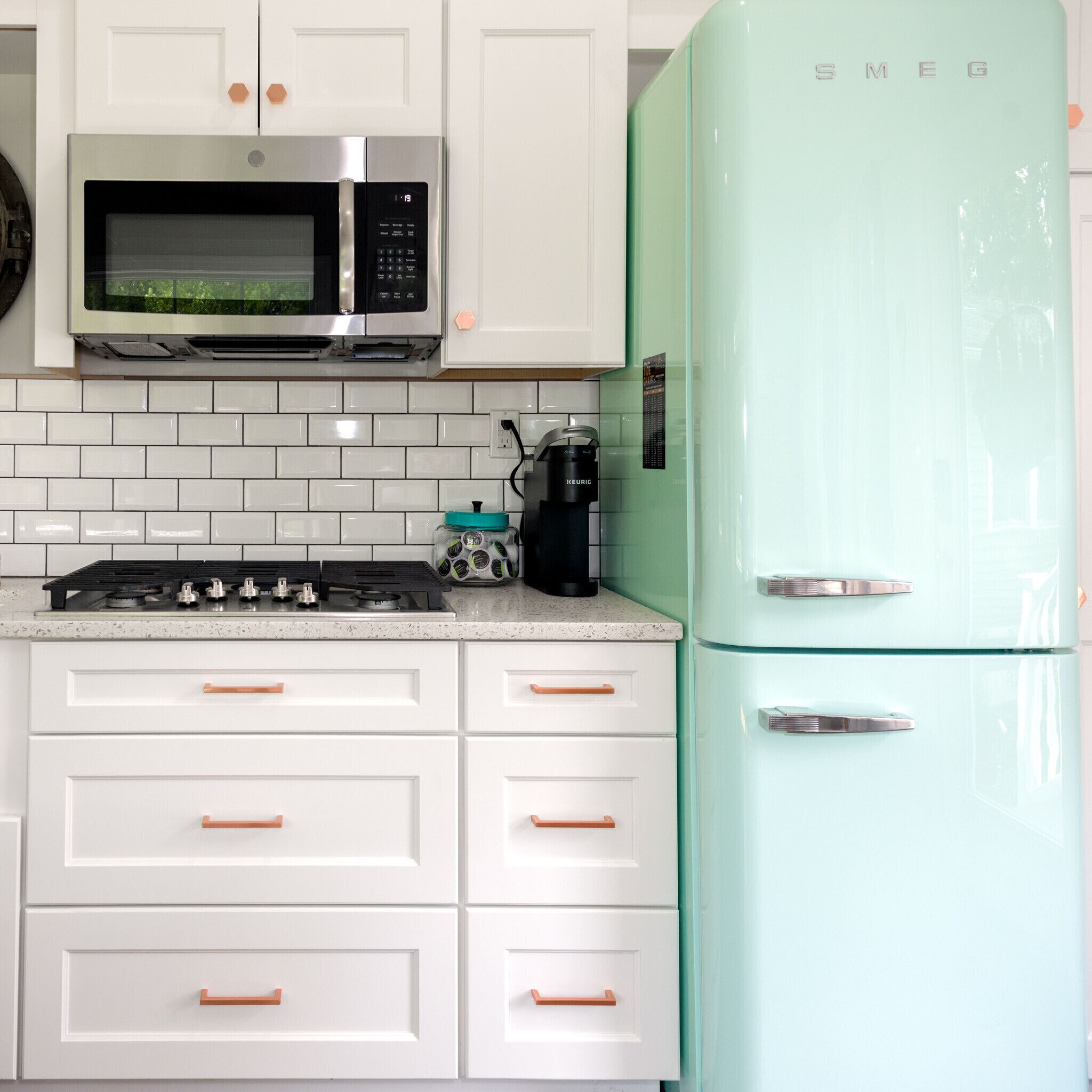 Réfrigérateur, micro-ondes, plaque de cuisson, lave-vaisselle