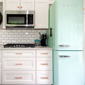 Fridge, microwave, stovetop, dishwasher - Mullica River Cottage - Waterfront in Sweetwater, NJ Pine Barrens  (Hammonton)