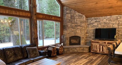 Secluded cabin on 21 a wooded acres!