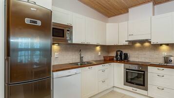 冷蔵庫、電子レンジ、食器洗い機、調理器具と食器