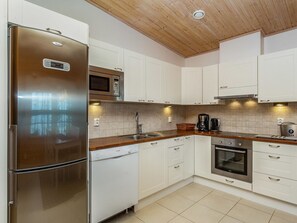 冷蔵庫、電子レンジ、食器洗い機、調理器具と食器