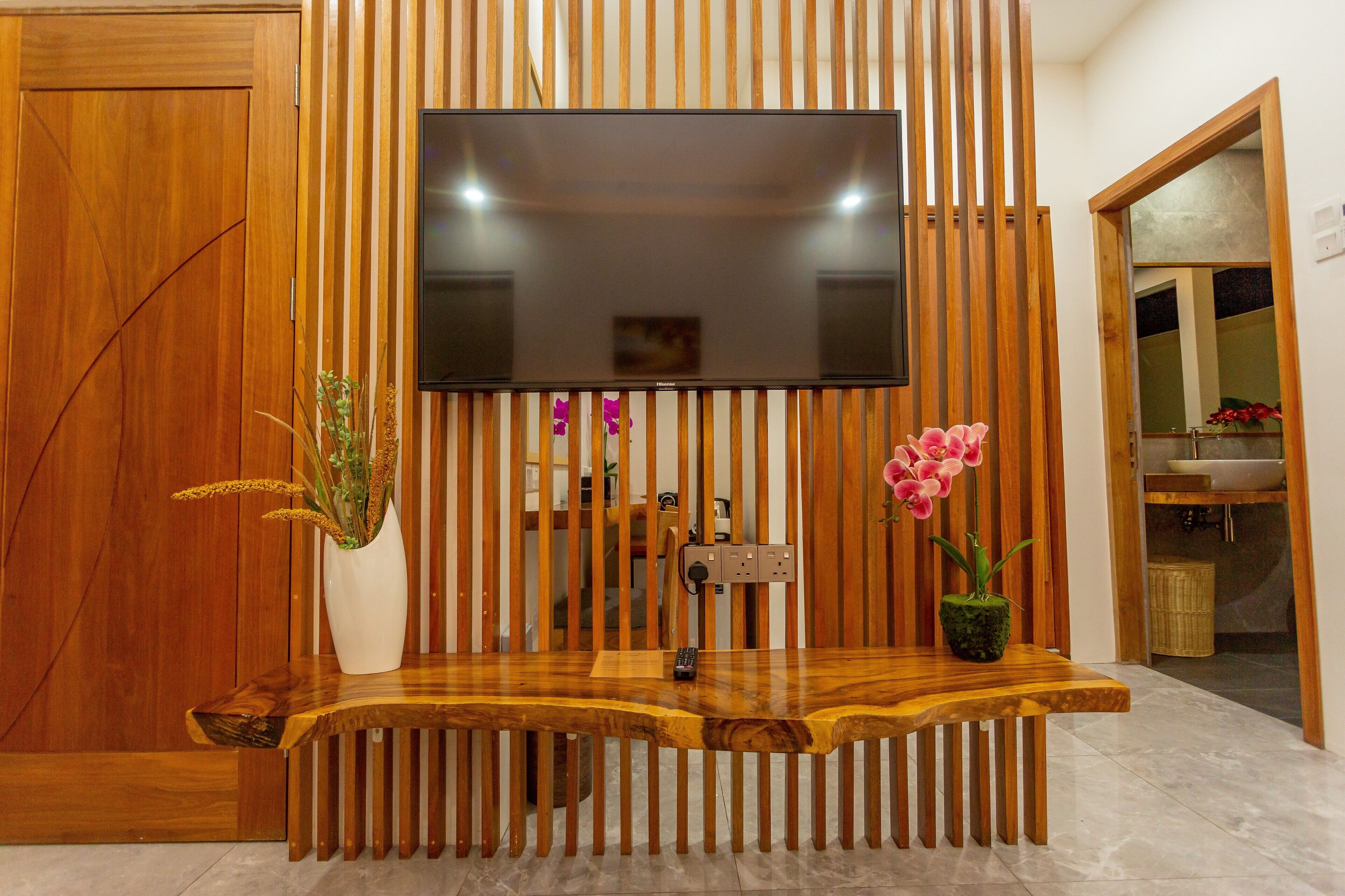 Exclusieve villa, 3 slaapkamers, privézwembad, uitzicht op zwembad | Woonruimte | Een 49-inch smart-tv met digitale zenders en televisie