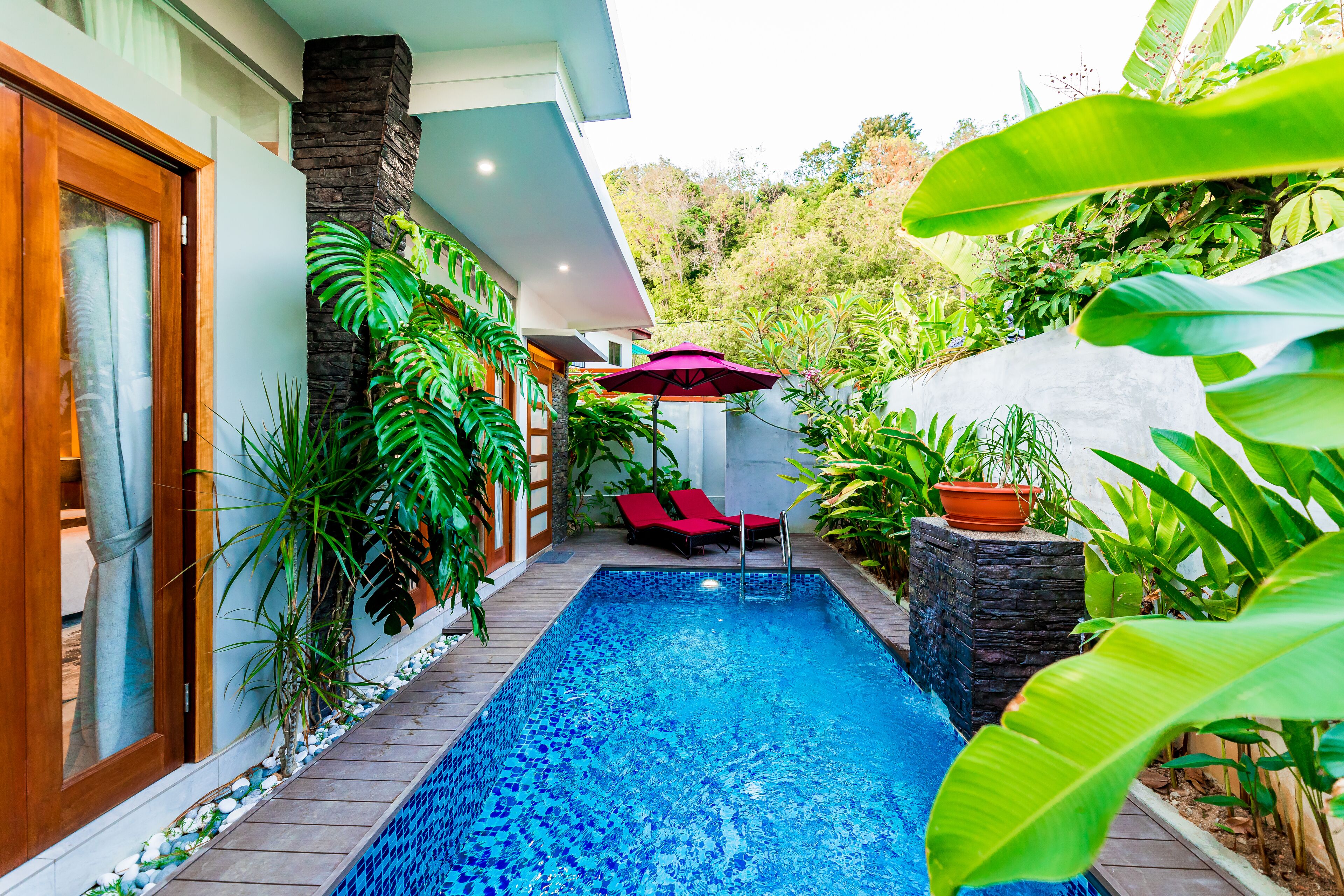 9 outdoor pools, pool umbrellas, pool loungers