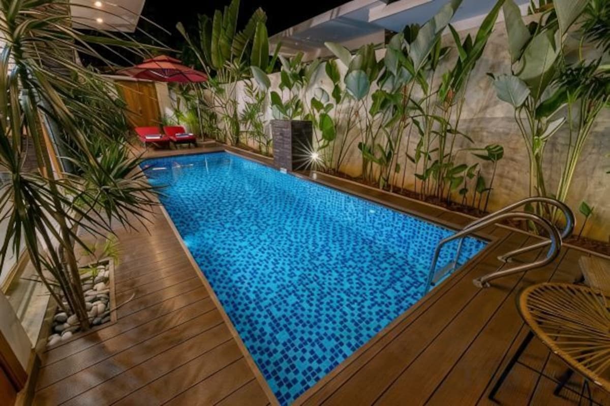 Pool | 9 utomhuspooler, parasoller och solstolar