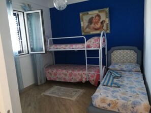 5 bedrooms, WiFi, bed sheets