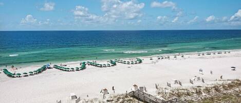 Plage à proximité, chaises longues