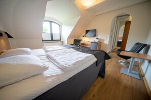 Doppel- oder Zweibettzimmer | Verdunkelungsvorhänge, Zustellbetten, kostenloses WLAN, Bettwäsche