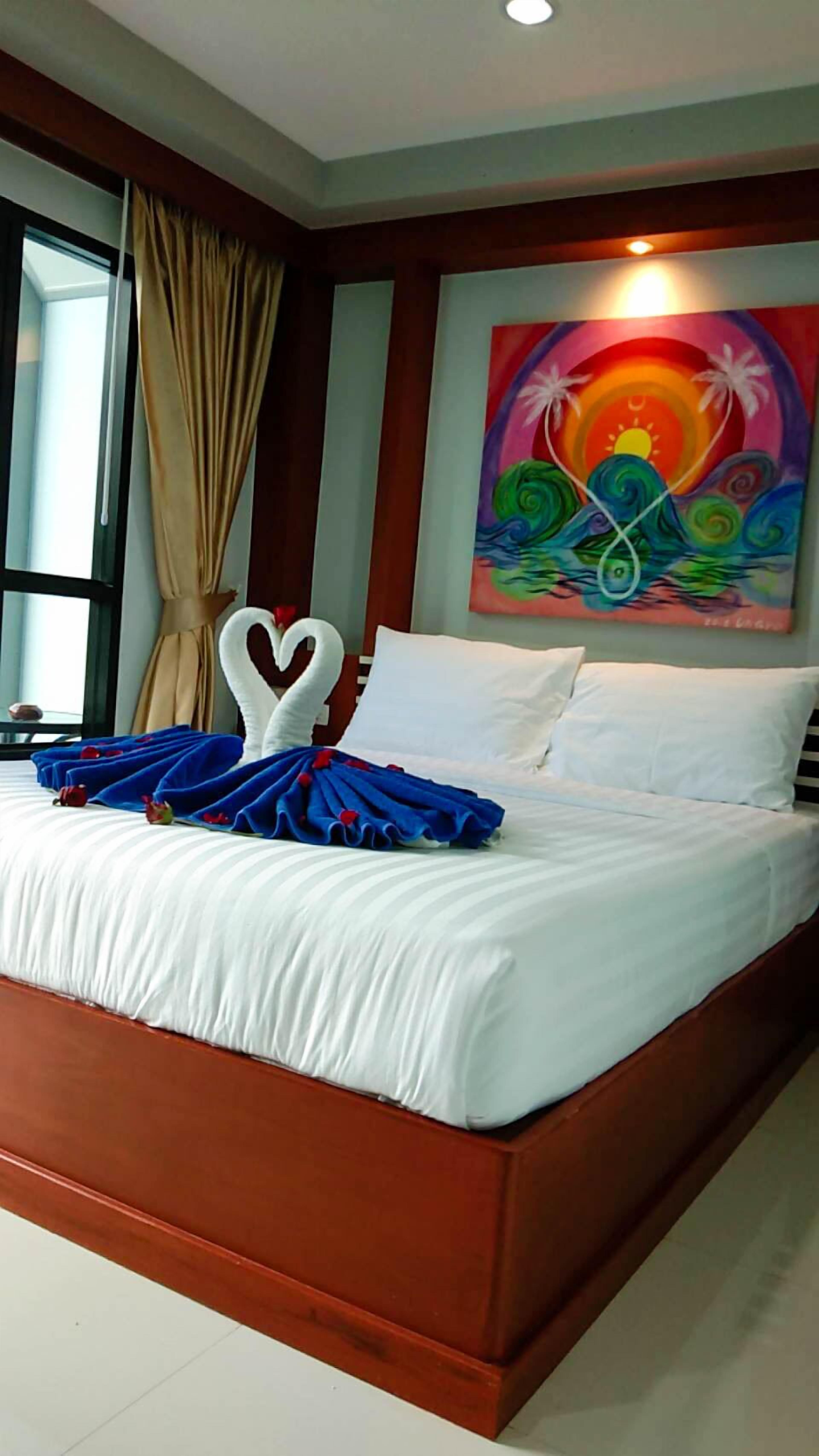 Minibar, cortinas blackout, tabla de planchar con plancha y wifi gratis 