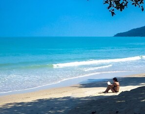 En la playa, arena blanca, toallas de playa, masajes en la playa