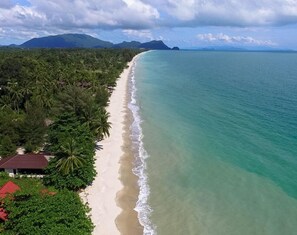 A beach with a clear view of the ocean and a line of trees. - CC Beach Resort (Khanom)