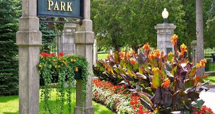 Saratoga Eastside home - Walking close to Track & SPAC, pet friendly