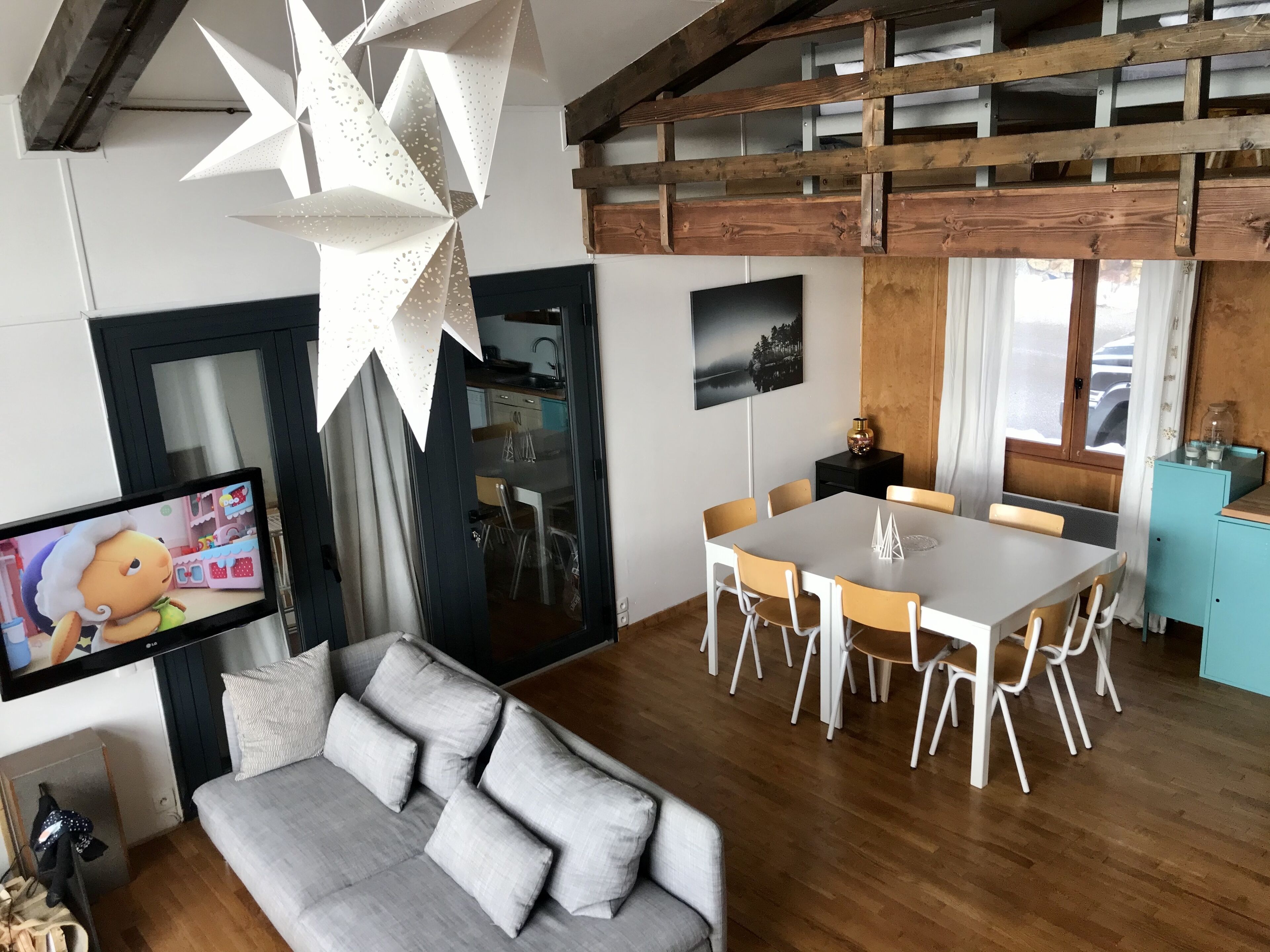 Télévision, cheminée, chaîne hi-fi