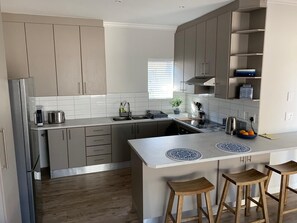 Fridge, microwave, oven, dishwasher - Executive Cottage 5* (Mill Park)