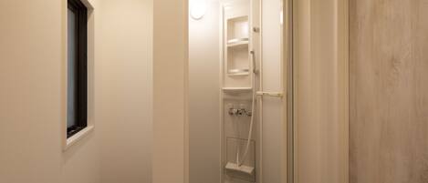 Doccia, asciugacapelli, sapone, shampoo